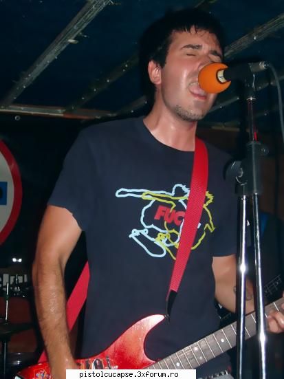 Poze de la concerte Pistol cu Capse - vlad in timpul unui concert in under - Pistol cu capse